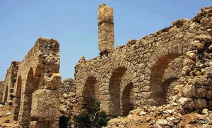 Stone ruins belonging to the medieval Adal Sultanate (Zeila, northern Somalia). According to Leo Africanus, the polity was "a very large kindome, and extendeth from the mouth of the Arabian gulfe to the cape of Guardafu." The explorer also indicates that "the people of Adel are of the colour of an olive." This is an allusion to the olive-skinned cad phenotype found among the Cushitic inhabitants of the Horn of Africa.