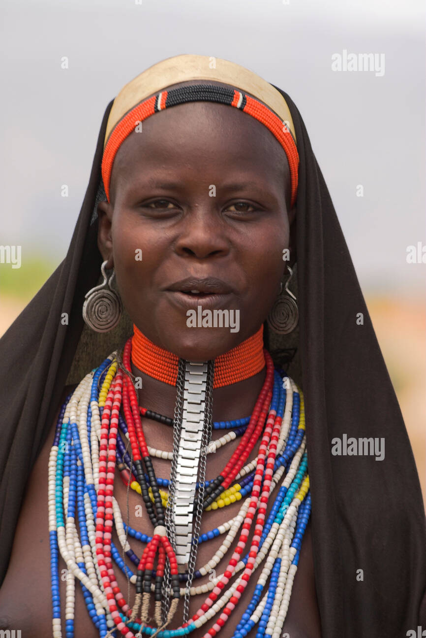 An Ari woman (South Omotic speaker). In contrast to the North Omotic-speaking groups, the Ari and other South Omotic-speaking individuals are both phenotypically and genetically distinct from other local Afro-Asiatic speakers. The South Omotic speakers are instead similar to Niger-Congo and Nilo-Saharan-speaking populations inhabiting the Great Lakes region. This suggests that the Ari and other South Omotic speakers are language shifters i.e., their forager ancestors originally spoke non-Afro-Asiatic tongues (Gopalan et al. (2019); Boattini et al. (2013)).