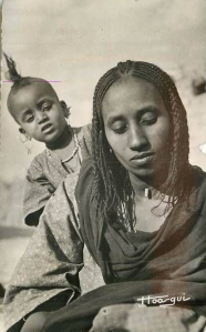 A Toubou woman and child with the amrani/mariin phenotype. Notice the child's soft-textured tuft of wavy hair. Such hair form is typically not found among Nilo-Saharan/Niger-Congo-speaking individuals, including those with moderate admixture from Afro-Asiatic speakers.